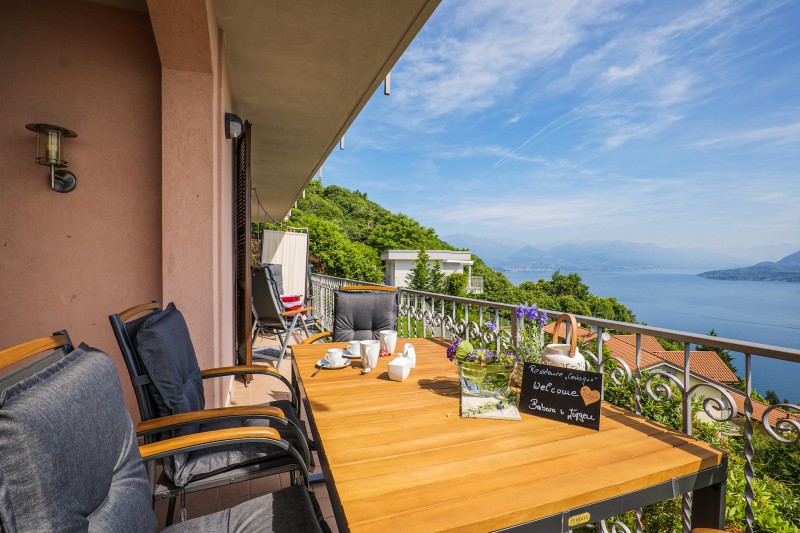Ca. 12 m² großer, überdachter Balkon mit traumhafter Sicht auf den See und die umliegenden Berge