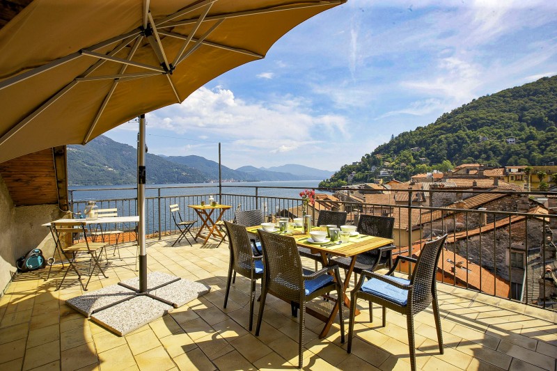 Ca. 30 m² große, sonnige Dachterrasse mit 360° Aussicht auf den See