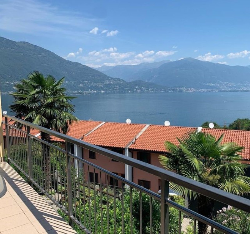 Ca. 15 m² großer teilüberdachter Balkon mit atemberaubender Sicht auf den See-, die Inseln von Brissago und die Alpen