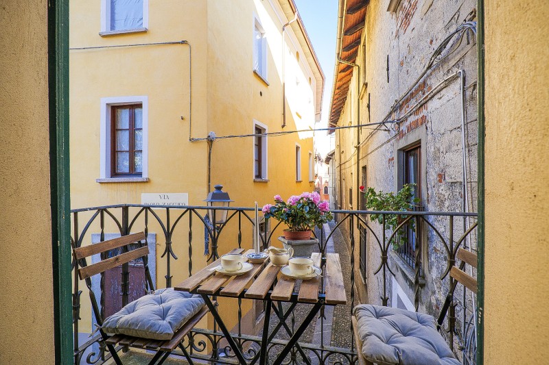 Ca. 3 m² großer länglicher Balkon