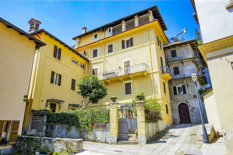 Die Wohnung liegt in der obersten Etage