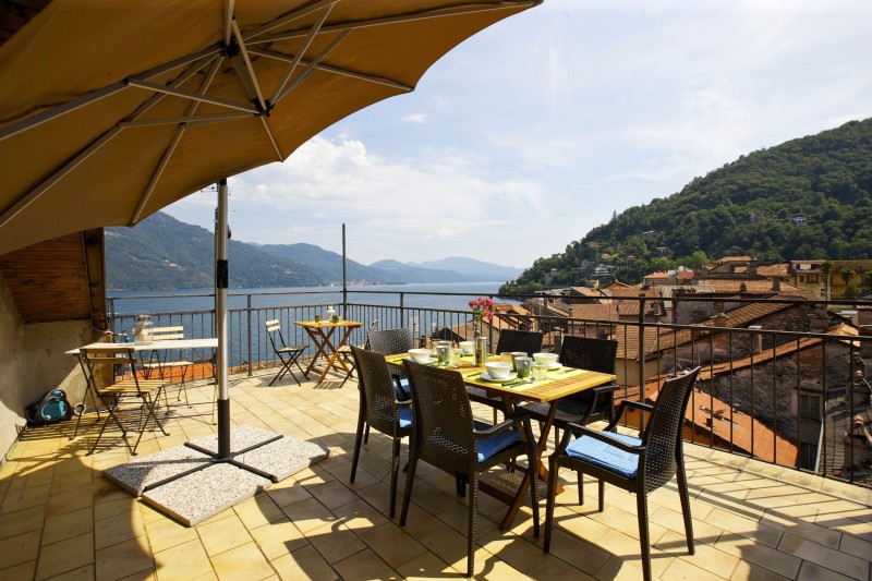 Ca. 30 m² große, sonnige Dachterrasse mit 360° Aussicht auf den See