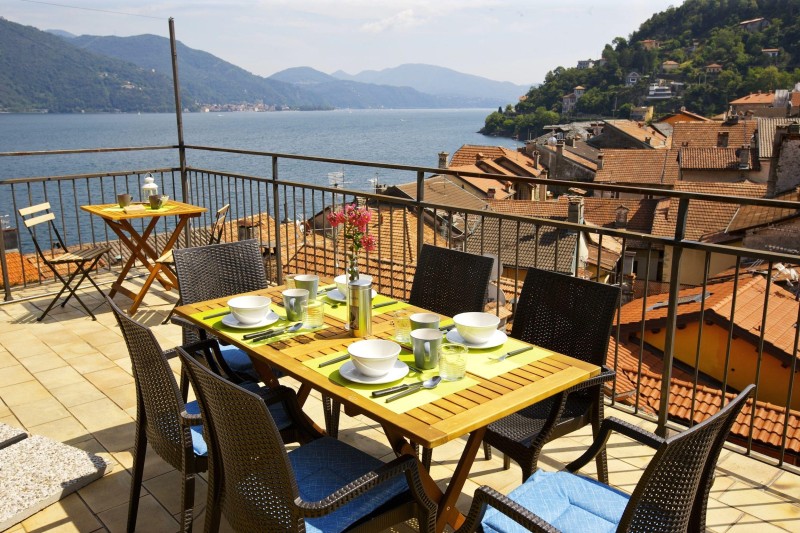 Ca. 30 m² große, sonnige Dachterrasse mit 360° Aussicht auf den See