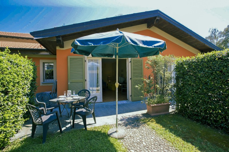 Teilansicht des Hauses mit Terrasse und Garten