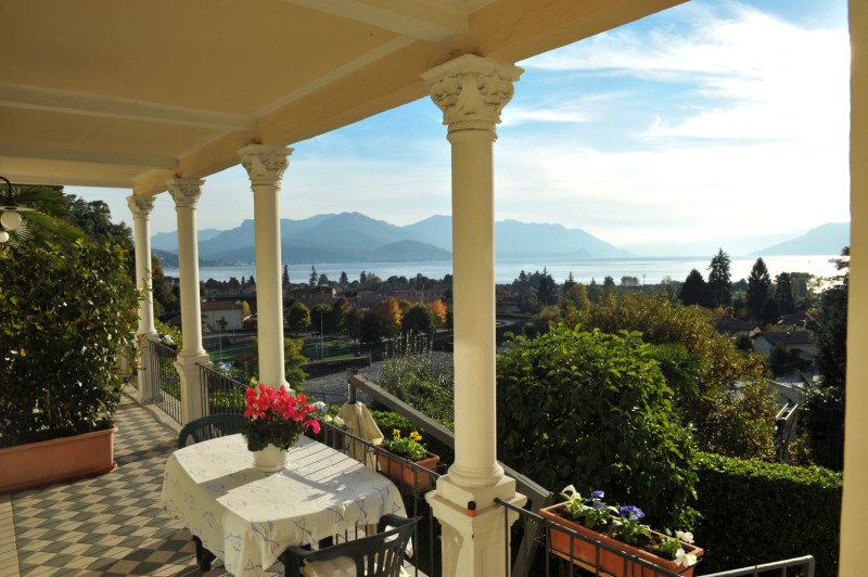 Ca. 15 m² großer überdachter Säulenbalkon mit fantastischer Sicht auf die Dächer von Maccagno, die Berge und den See