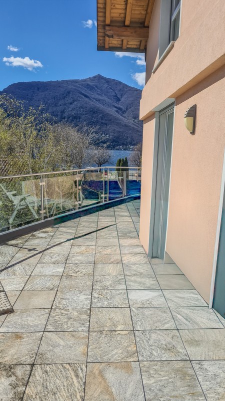 Ca. 11 m² großer, überdachter Balkon mit wunderschöner See- und Bergsicht