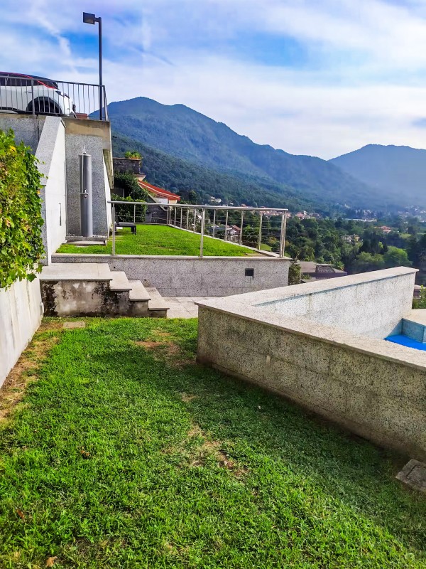 Ca. 2.000 m² großes abgeschlossenes Hanggrundstück mit Pool, Außendusche und Liegefläche