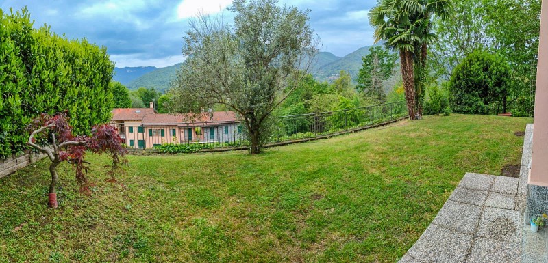 Ca. 200 m² großer Sonnengarten mit Hollywoodschaukel, Barbecue sowie Panoramasicht ins Grüne und auf die Berge