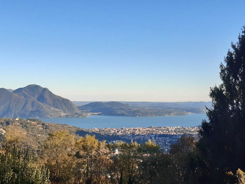 Wunderschöne Sicht auf Verbania, den See und die Berge