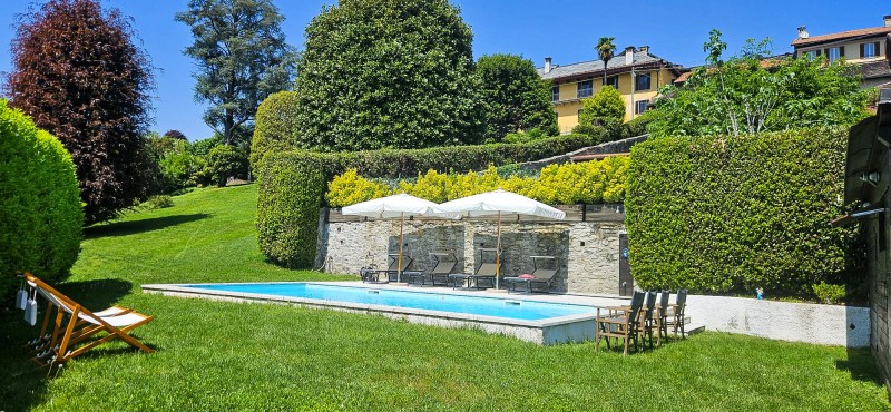 Ca. 9 m x 4 m großer Pool