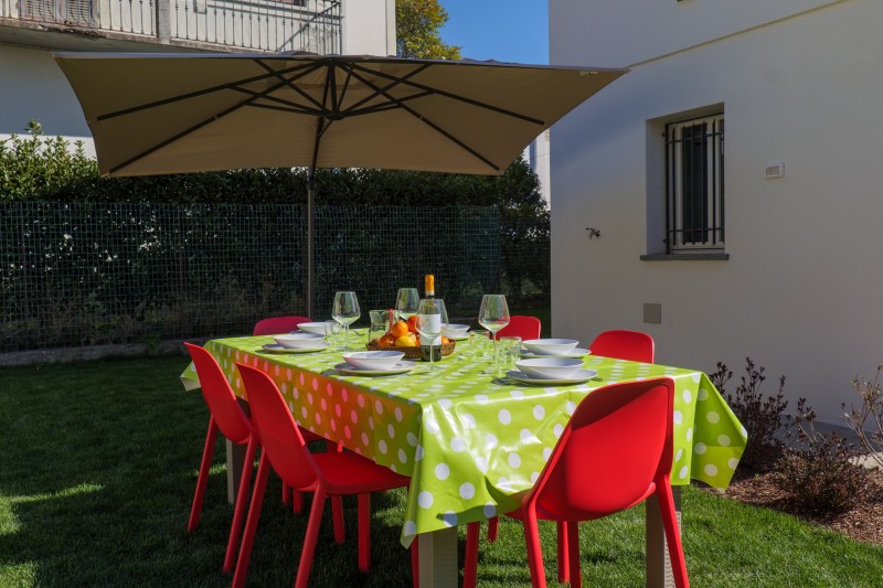 Ca. 250 m² großer abgeschlossener Privatgarten mit Tisch und Bänken