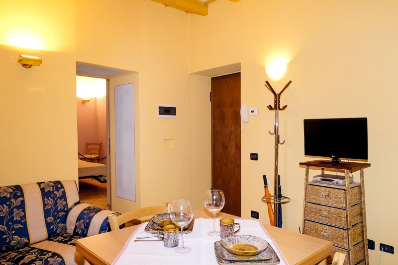 Wohn-/ Esszimmer mit SAT-TV und Ausgang in den privaten Innenhof