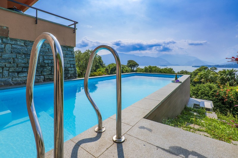 Ca. 8 m x 3 m großer Pool