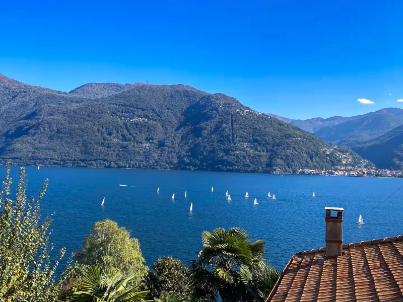 15 m² großer Sonnenbalkon mit Markise und herrlichem See- und Bergblick