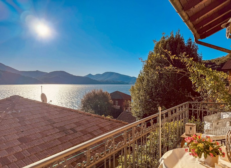 Den See und die Berge immer im Blick – vom 15 m² großen Sonnenbalkon