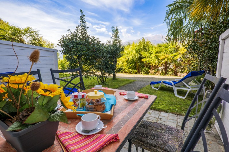 Ca. 10 m² große teilüberdachte Terrasse mit etwas Seesicht