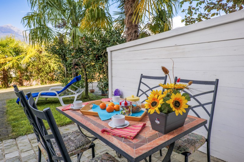 Ca. 10 m² große teilüberdachte Terrasse mit etwas Seesicht