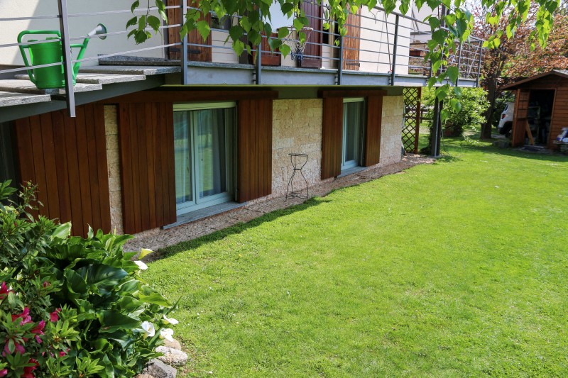 Ca. 100 m² großer, privater Sonnengarten mit Kinderschaukel