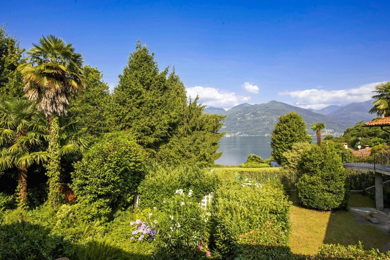 Ca. 15 m² großer überdachter Balkon mit Sicht auf den See und die Berge