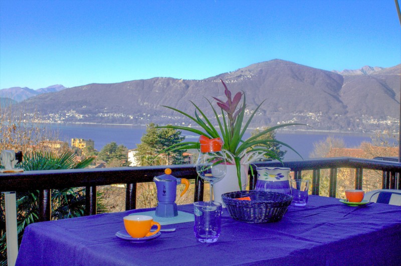 Überdachter Balkon mit Sonnenmarkise und Traumseesicht