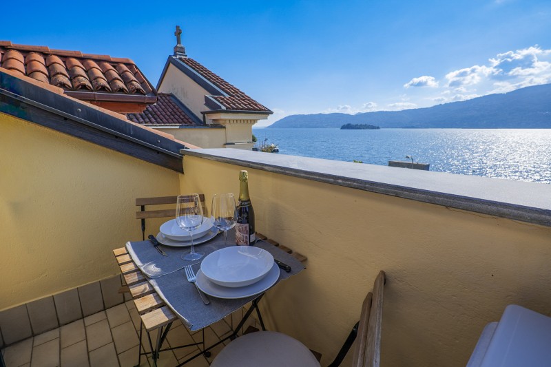 Ca. 5 m² großer Sonnenbalkon mit atemberaubender Sicht auf den See und die Berge
