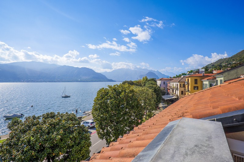 Ca. 5 m² großer Sonnenbalkon mit atemberaubender Sicht auf den See und die Berge