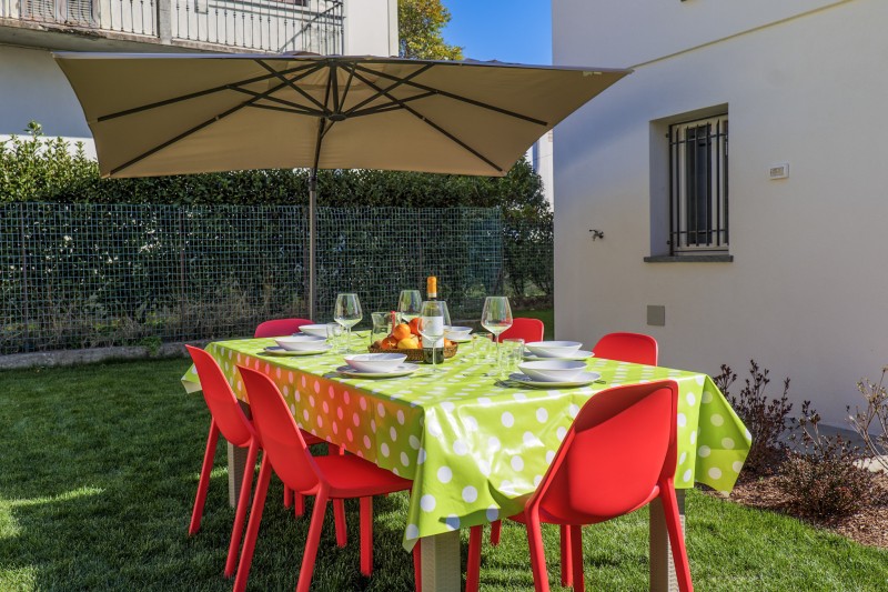 Ca. 250 m² großer abgeschlossener Privatgarten mit Tisch und Bänken