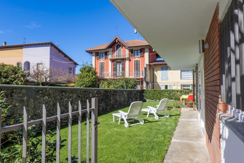 Ca. 250 m² großer abgeschlossener Privatgarten mit Tisch und Bänken