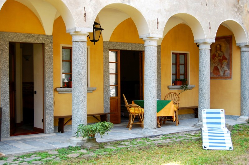Ca. 15 m² große arkadenförmige, überdachte Terrasse (Porticato)