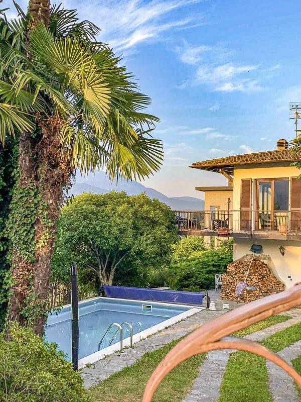 Teilansicht des Hauses mit Pool (mit alter Abdeckung)
