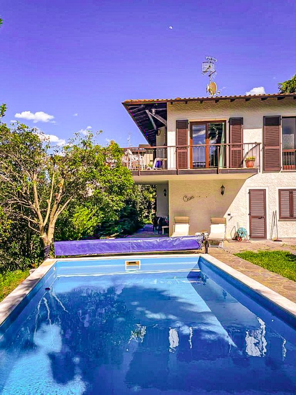 Teilansicht des Hauses mit Pool (mit alter Abdeckung)