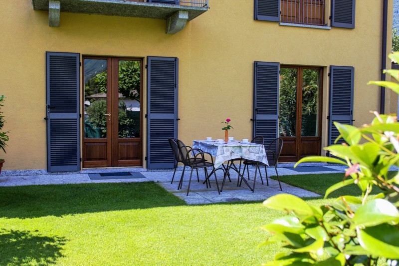 Ca. 6 m² große, private Terrasse mit Blick auf die umliegenden Berge