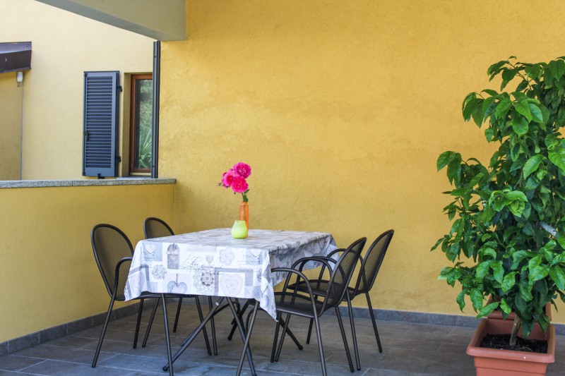 Ca. 20 m² große überdachte Gemeinschaftsterrasse mit Grillmöglichkeit