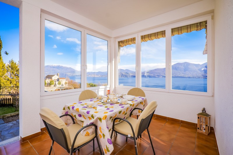 Ca. 20 m² große Veranda mit gigantischer Sicht auf den See und die gegenüberliegenden Berge