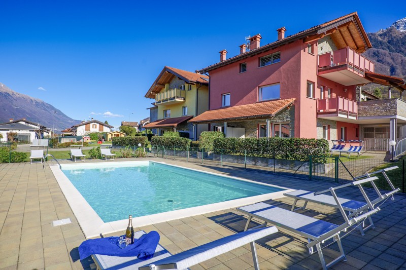 Teilansicht der beiden Häuser mit Pool