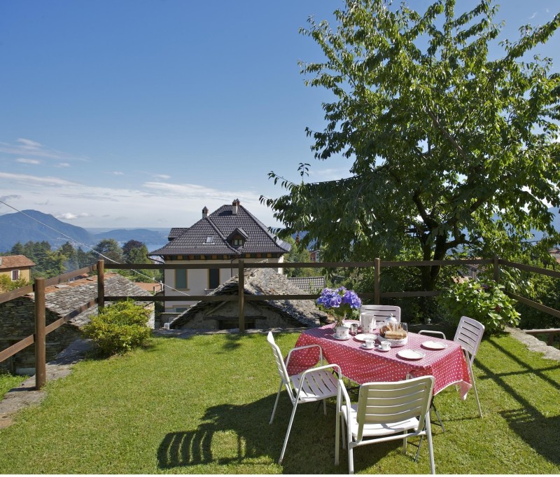 Ca. 25 m² großer Garten mit Barbecue und schöner Sicht auf den See und die Berge