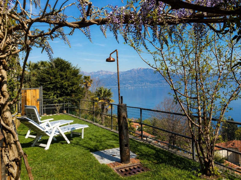 Ca. 120 m² großer Sonnengarten mit wunderschöner Sicht auf den See und die Berge