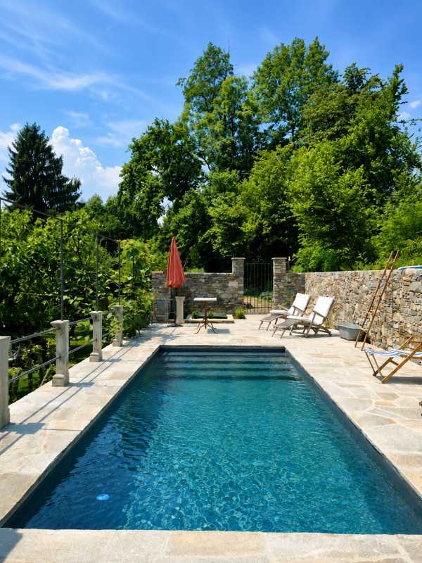 Ca. 7,5 m x 2,5 m großer Pool mit Liegebereich und Außendusche