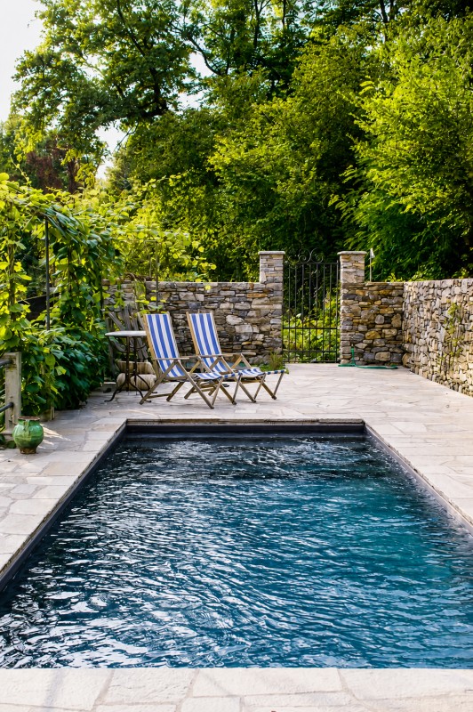 Ca. 7,5 m x 2,5 m großer Pool mit Liegebereich und Außendusche