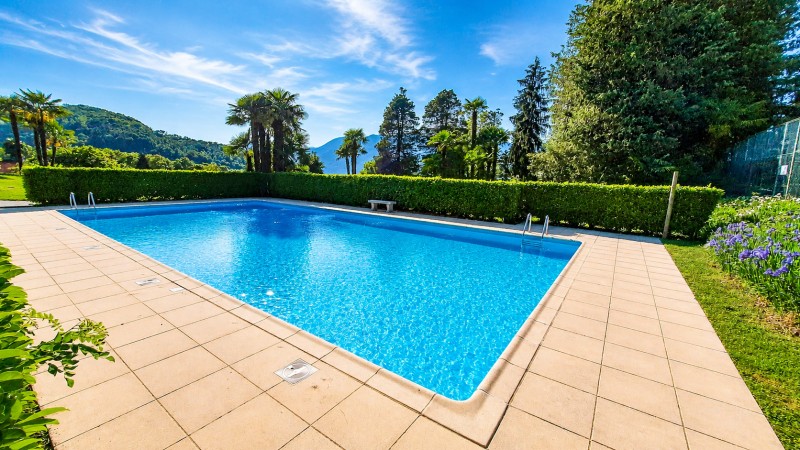 Pool (ca. 16 m x 8 m)