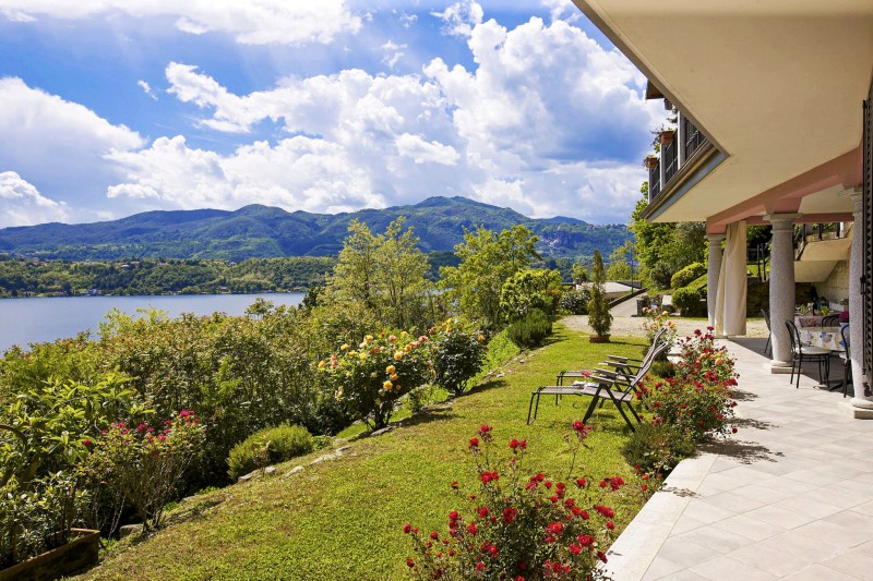 Ca. 30 m² große überdachte Terrasse mit fantastischer Seesicht