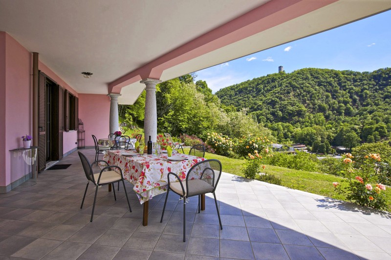 Ca. 30 m² große überdachte Terrasse mit fantastischer Seesicht