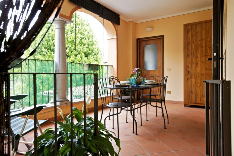 Ca. 20 m² großer überdachter Balkon mit Blick in den Garten