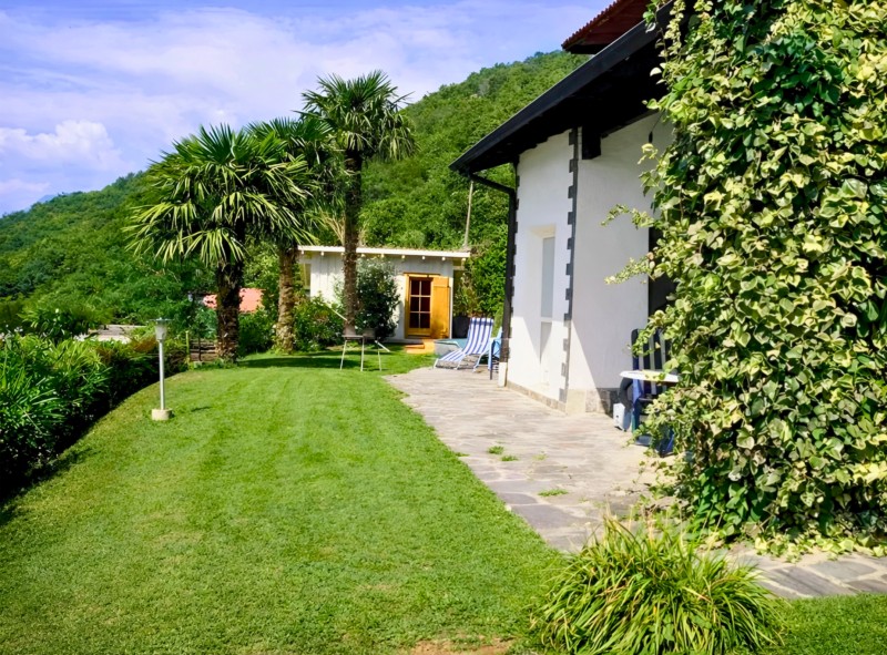 Hausansicht, Terrasse und Garten
