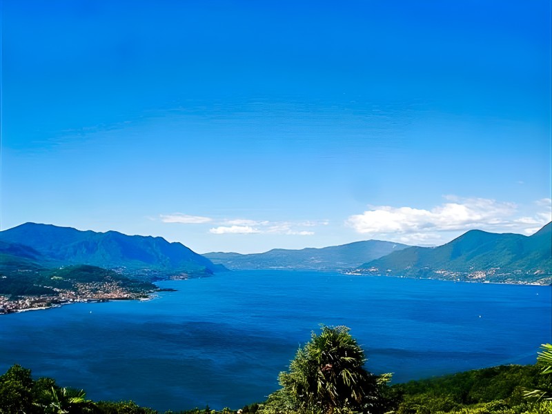 Gigantische Sicht auf den See und die Berge