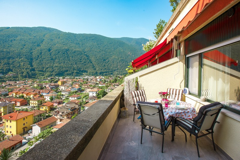 Ca. 10 m² großer Sonnenbalkon mit Markise und Sicht auf Cannobio, den See und die umliegenden Berge