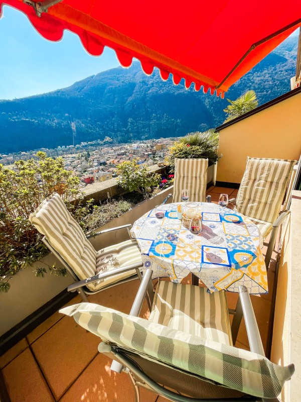 Ca. 10 m² großer Sonnenbalkon mit Markise und Sicht auf Cannobio, den See und die umliegenden Berge