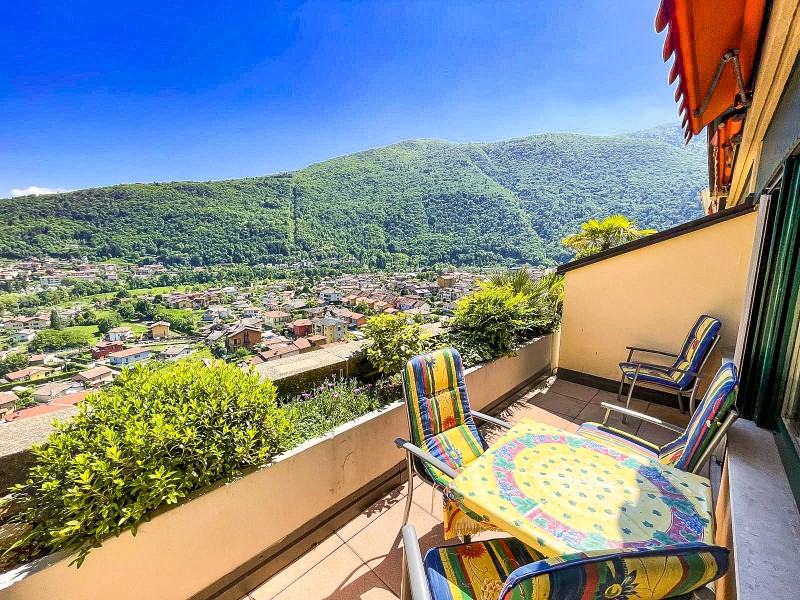 Ca. 10 m² großer Sonnenbalkon mit Markise und Sicht auf Cannobio, den See und die umliegenden Berge