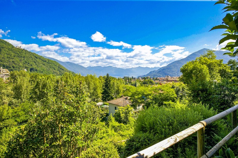 Schöne Sicht auf die gegenüberliegenden Berge, Cannobio und den See