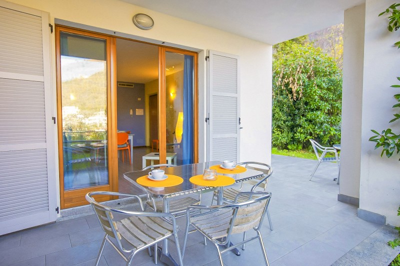 Ca. 12 m² große Terrasse mit wunderschöner Sicht auf den See